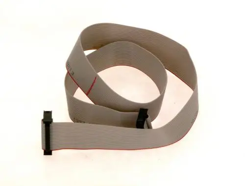 Flaches graues Flachkabel mit einer roten Linie, ausgestattet mit zwei schwarzen Steckverbindern an den Enden. Ein Produkt von Bosch, geeignet für elektrische Verbindungen.